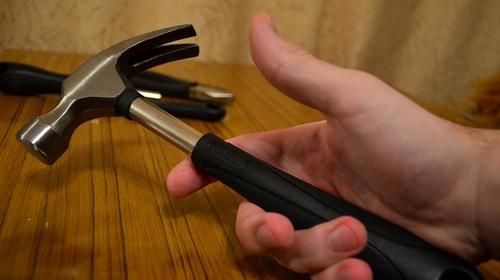 Capturan a un hombre por agredir a su pareja con un martillo