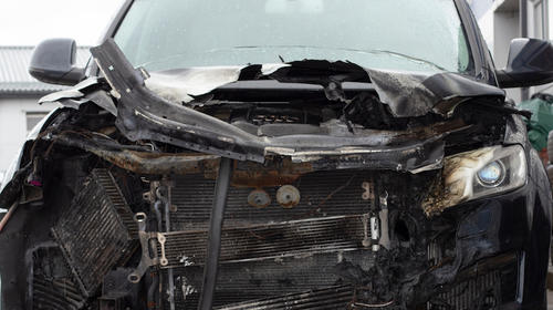 Veh&iacute;culo se incendia en residencial de zona 2