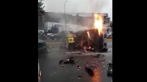 Rescatan cuerpo de vehículo en llamas en el Periférico (video)
