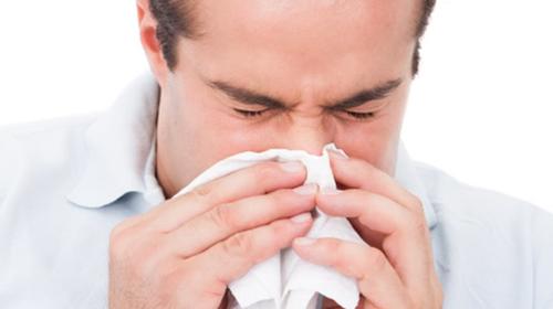 Hombre se rompe el cuello al aguantar un estornudo