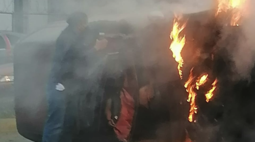 Veh&iacute;culo prende fuego en el Perif&eacute;rico, fallece una persona