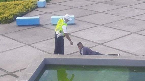 Agentes lo creyeron muerto, pero estaba ebrio en la Plaza Berl&iacute;n