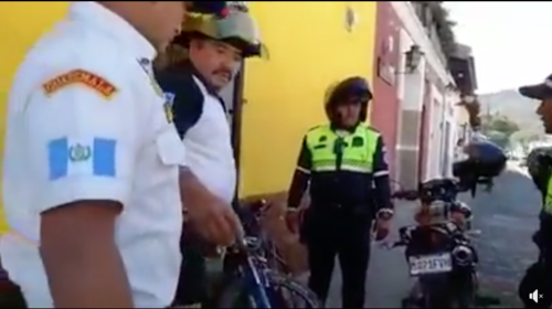 Ciclista encadena bicicleta y encierra a una pareja en la Antigua