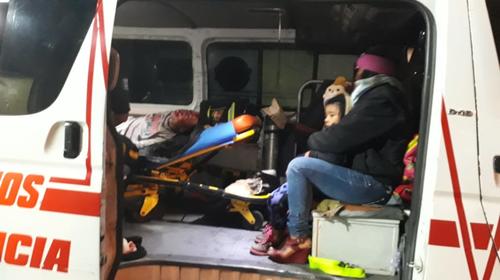 Familia que se movilizaba en moto sufre aparatoso accidente