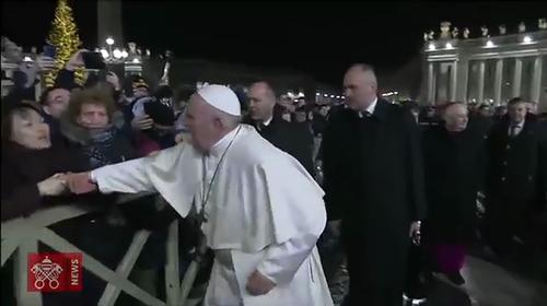 Papa se disculpa por haber "perdido la paciencia" con una mujer