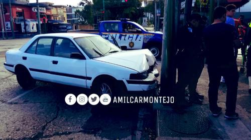 El carro que choc&oacute; contra un poste en la zona 9