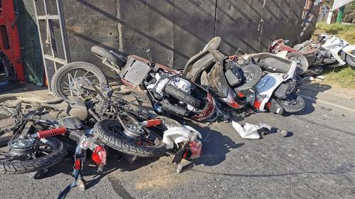 Camión que transportaba 33 motos vuelca en ruta Interamericana