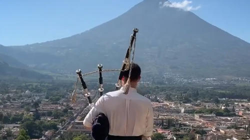 El escoc&eacute;s trotamundos que eligi&oacute; la Antigua para tocar su gaita