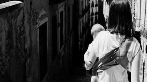 Madre salta del piso 11 de un edificio con su hijo en brazos