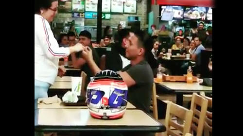 Guatemalteco propone matrimonio a su novia en un centro comercial