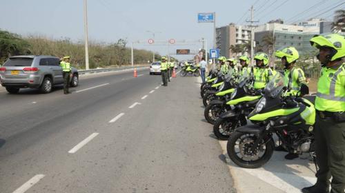 Policía de tránsito provoca accidente por rebasar en curva