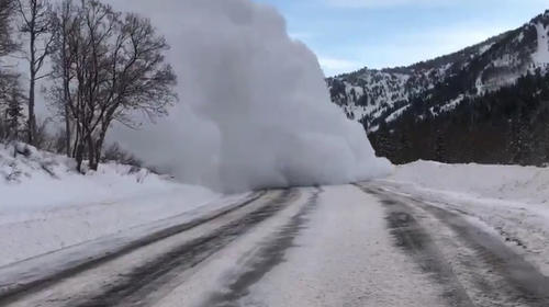 Captan impresionante avalancha que cubre de nieve una carretera