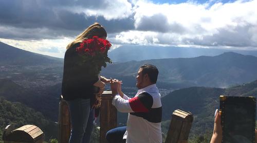 Pareja viaja desde Honduras para comprometerse en Antigua