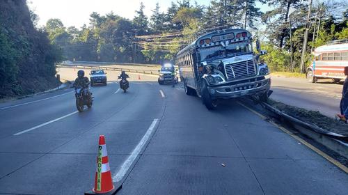 Bus se empotra en arriate central en ruta Interamericana
