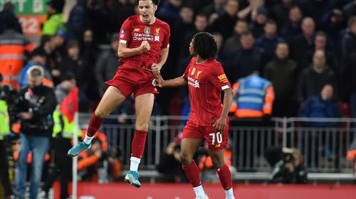 Jones hace un magistral gol con el Liverpool y solo tiene 18 años