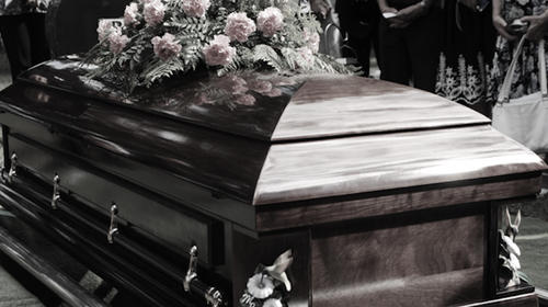 Jóvenes destrozan el cadáver de su padre en pleno velatorio