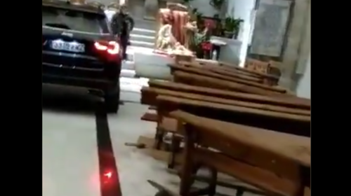 Hombre que destruye interior de una iglesia dijo estar pose&iacute;do