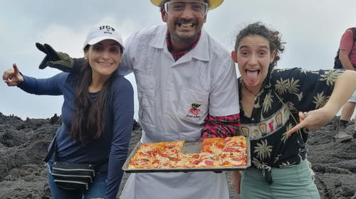 Guatemalteco prepara pizzas al calor del Volcán de Pacaya 