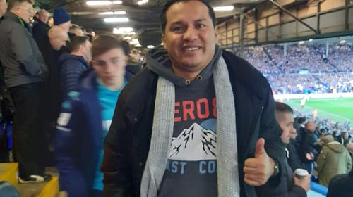 Amarini Villatoro observa partido del equipo de Marcelo Bielsa