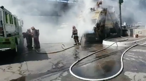 Cami&oacute;n se incendia y paraliza el tr&aacute;nsito en zona 9