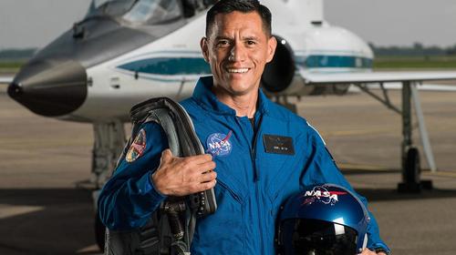 Salvadoreño se gradúa como astronauta de la NASA