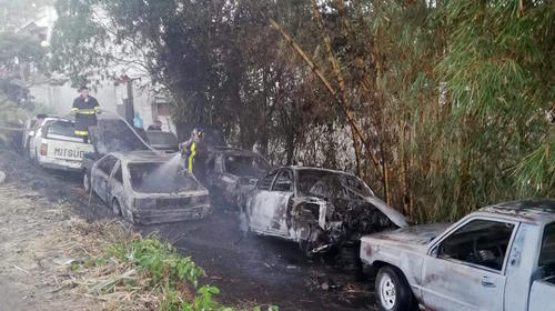 Fuego consume veh&iacute;culos en taller de mec&aacute;nica