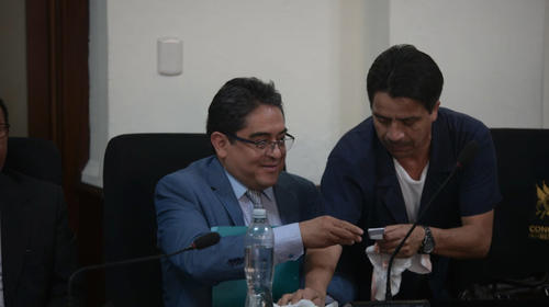 Jordán Rodas reparte chocolates en el Congreso