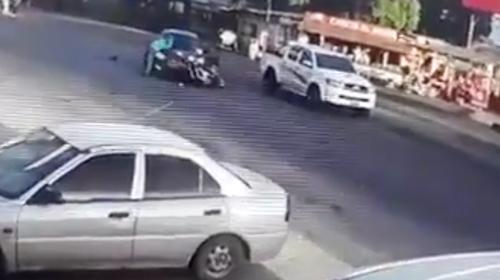 Motorista choca, da dos vueltas sobre el auto y cae de pie