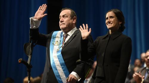 Alejandro Giammattei asume la presidencia y deja atrás a Jimmy