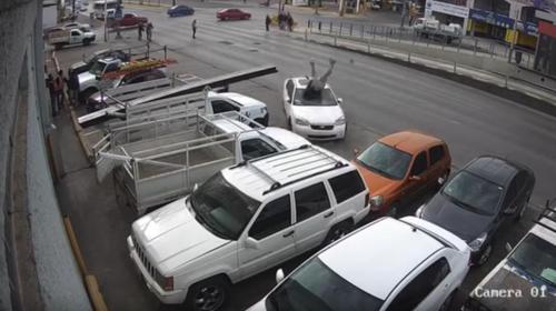 Automovilista se pasa el rojo y lanza por los aires a peatón