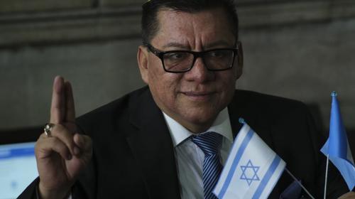 Diputado lleva bandera de Israel y "kippah" en su última sesión
