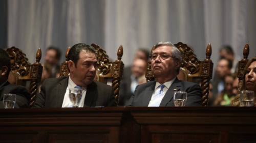 Manifestantes rodean a exmandatarios para no dejarlos ingresar