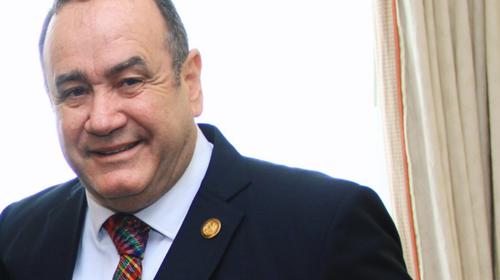 Giammattei elige corbata t&iacute;pica previo a toma de posesi&oacute;n