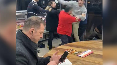 Hombre come "tranquilo" en medio de una pelea y lo hacen meme