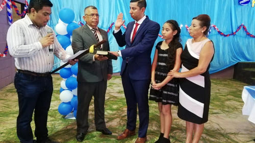 Juan Jos&eacute; Paredes asume como alcalde con un invitado especial