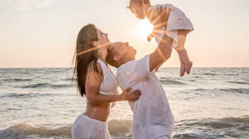 Kimberly Flores y Edwin Luna celebran el bautizo de su hija