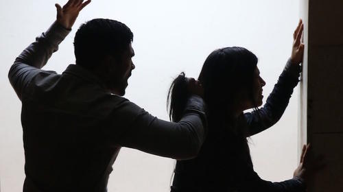 Cuidador de carros salva a mujer de ser quemada por su pareja