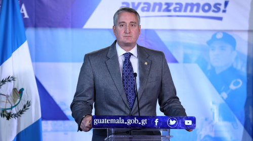 Enrique Degenhart no pagó completo el aguinaldo a la PNC