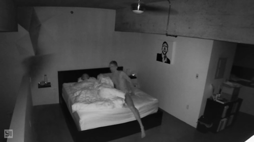 Una joven graba a su novio durmiendo y descubre algo espeluznante