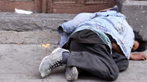 Hombres agreden a indigentes, presuntamente en Chimaltenango