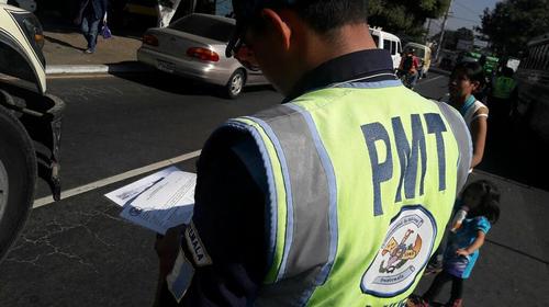 Enfurecida mujer insulta y golpea a agente de PMT