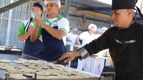 Nayib Bukele obliga a reos a "tortear pupusas" para ahorrar gasto