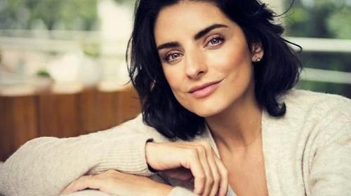 Pronunciado escote de Aislinn Derbez dej&oacute; a fans boquiabiertos