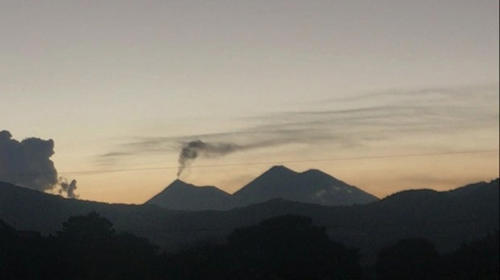 Polos opuestos: "Fuego" hace erupci&oacute;n y "Acatenango" se escarcha 