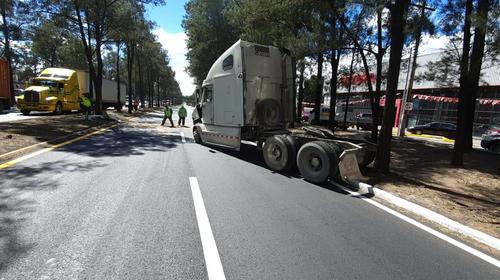 Conductor de tráiler pierde el control y choca en Periférico 