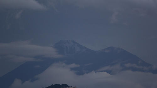 Volcán Acatenango se cubre de blanco con nieve en la cima