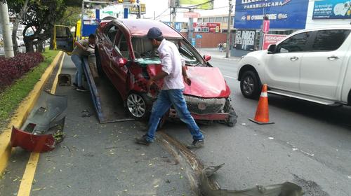 Taxista pierde el control y protagoniza accidente en la Roosevelt