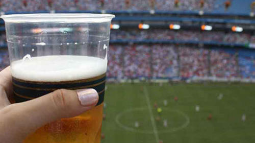 Mujer lanza cerveza y provoca trifulca en pleno partido