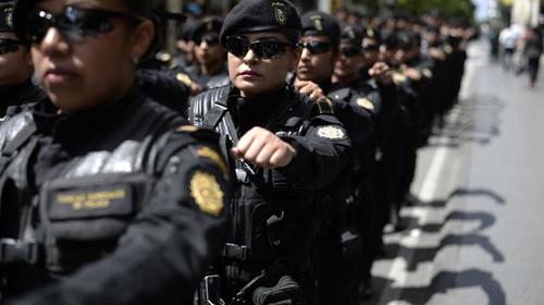 Giammattei explica iniciativa para que la PNC pueda disparar