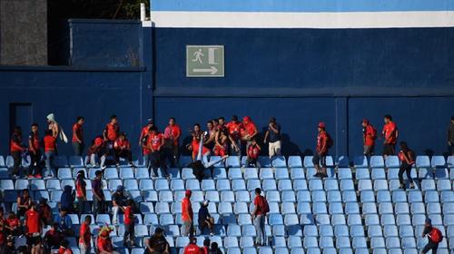 Fanáticos de los Rojos propinan brutal paliza a hombre en estadio